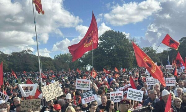 KOSOVË / OVL-UÇK shpreh mirënjohje për qytetarët që u bashkuan protestës në Hagë: Mesazhi u dha qartë – “Jo në emrin tim”