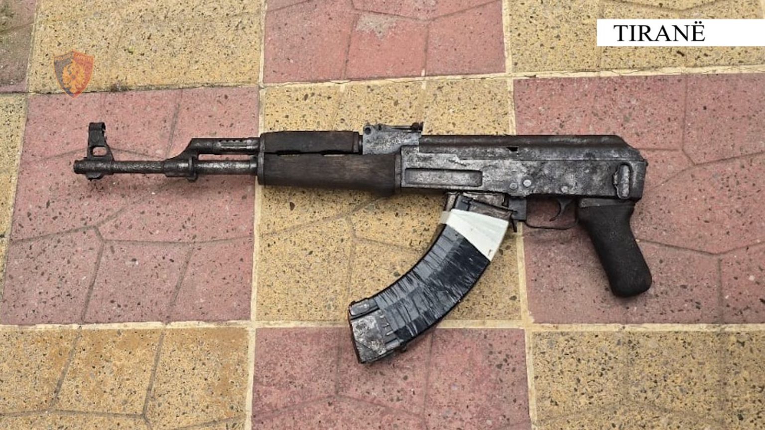Parandalohet krimi brenda familjes në Krujë/ Kryefamiljari dhunonte gruan dhe vajzën e vogël, mbante kallashnikov