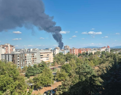 Zjarri në depon e mbetjeve elektronike dhe të plastikës në Trubarevë të Shkupit është vënë në kontroll