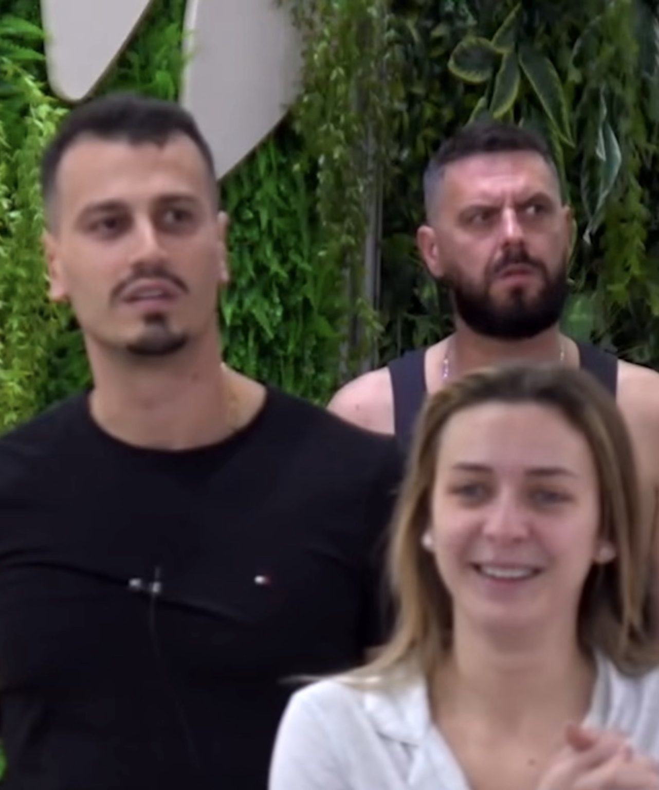 BOMBË NË BBV / Pas shpërthimit të Luizit, banori largohet nga shtëpia (PAMJE)