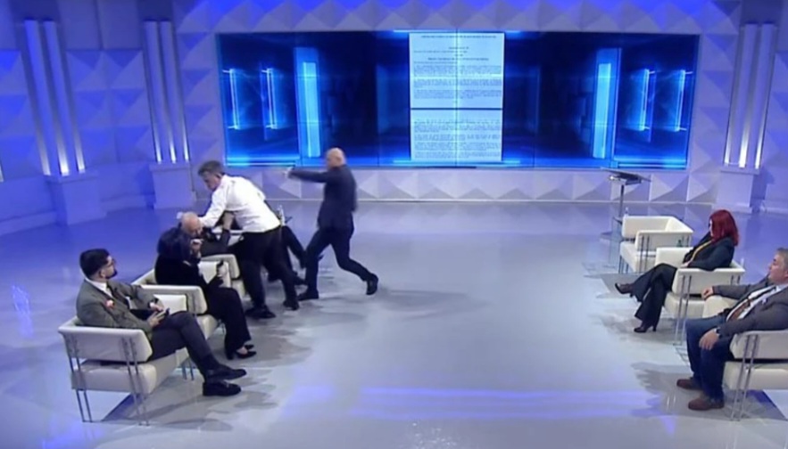 E RËNDË: Përplasje fizike live në Opinion, Berat Buzhala godet Albatros Rexhajn
