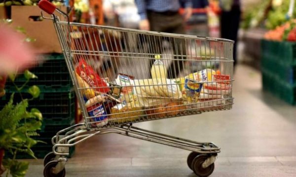 Pagat mezi mbulojnë shpenzimet bazë, Sindikata njofton për rritje të shportës së konsumit ndërsa Ministria e Ekonomisë thotë se s’ka shtrenjtime!